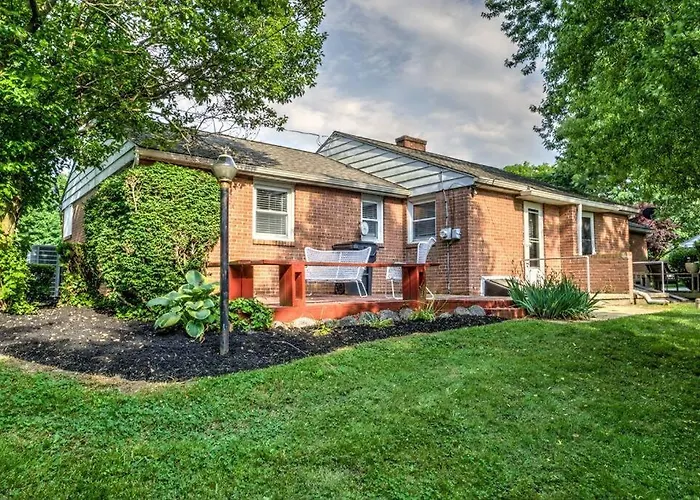 Renovated 2 Bedroom Home Close To Lancaster Attractions