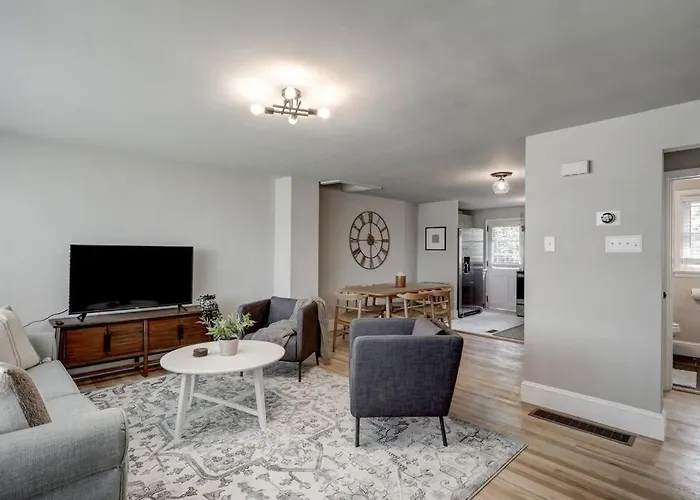 Renovated 2 Bedroom Home Close To Lancaster Attractions
